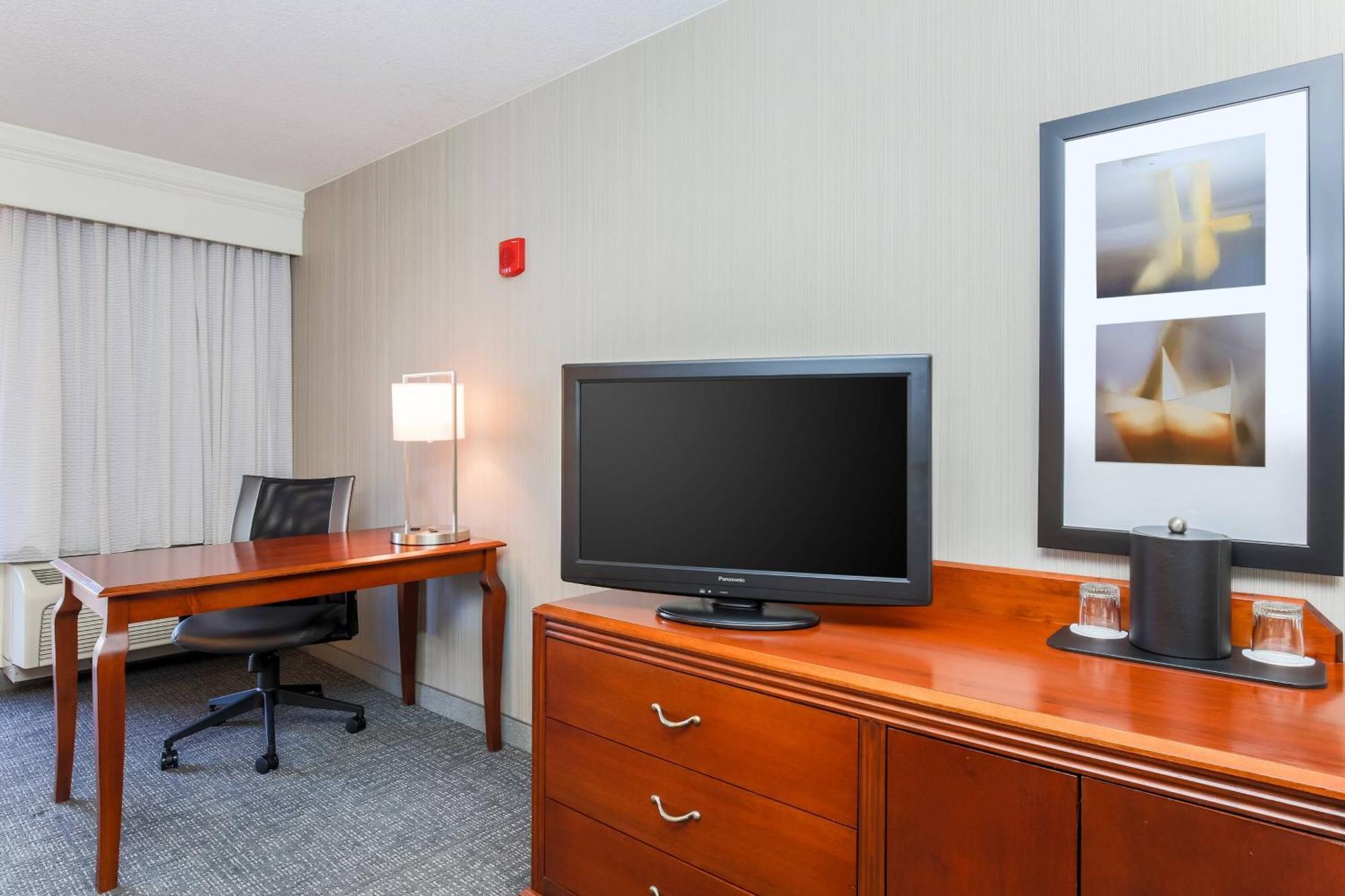 Courtyard By Marriott Roseville Galleria Mall/Creekside Ridge Drive Bagian luar foto